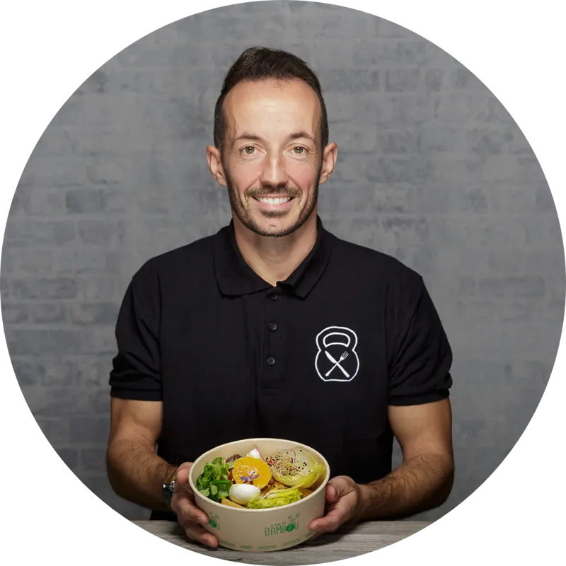 Nicolas, le cuisinier de Food of the Day, tenant un bol