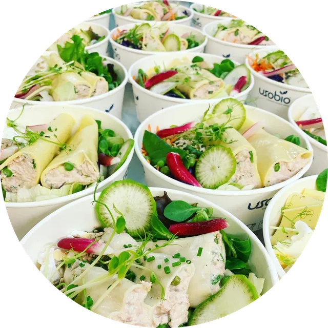 Des bols de plats maison prêts à être livrés