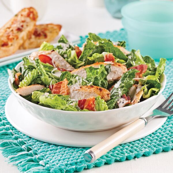 Salade gourmande,avocat,œufs durs,dinde..