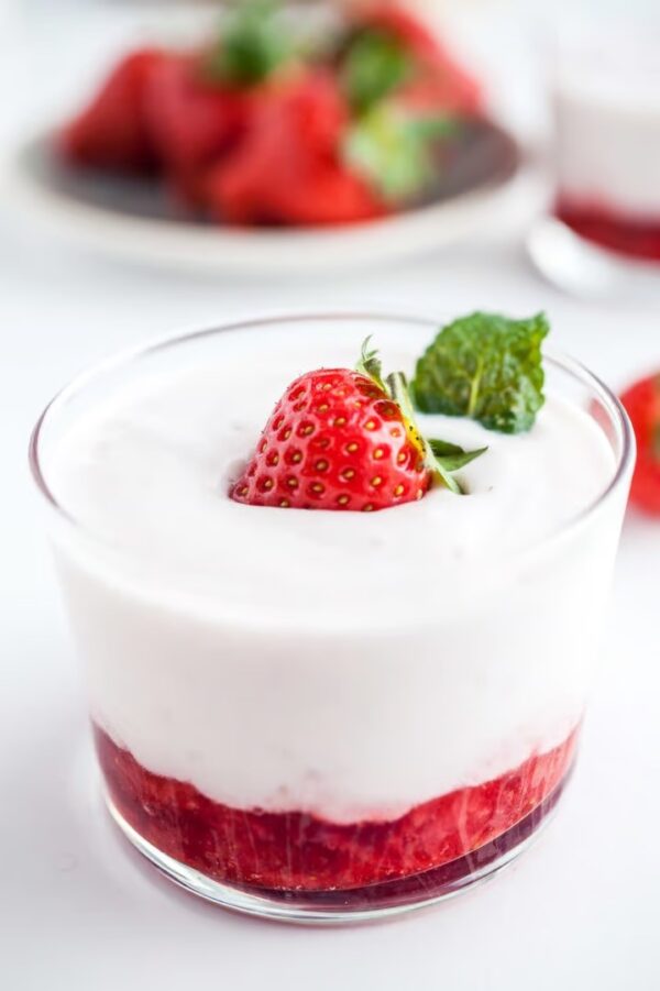 Fromage blanc,granolas et coulis de fraise