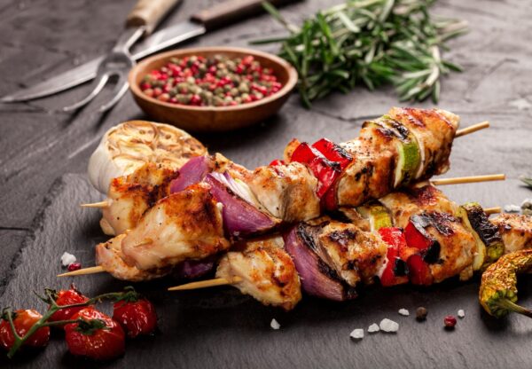 Brochette de volaille marinée en salade