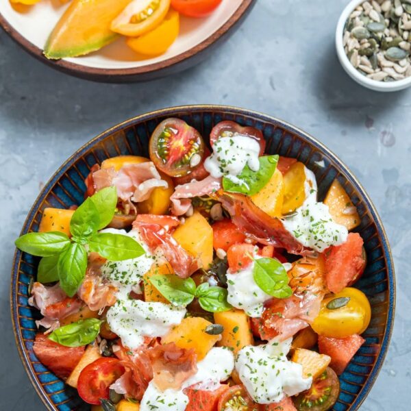 Salade gourmande au melon,poulet légèrement pané (farine de riz)