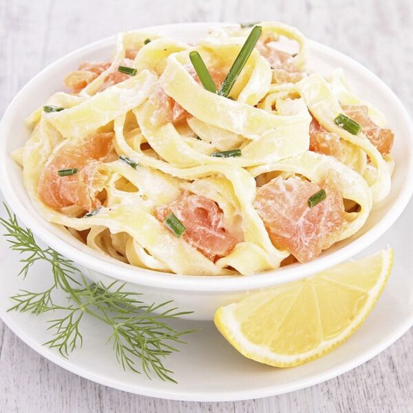Tagliatelles au saumon fumé ,crème citronnée et mozzarella ..