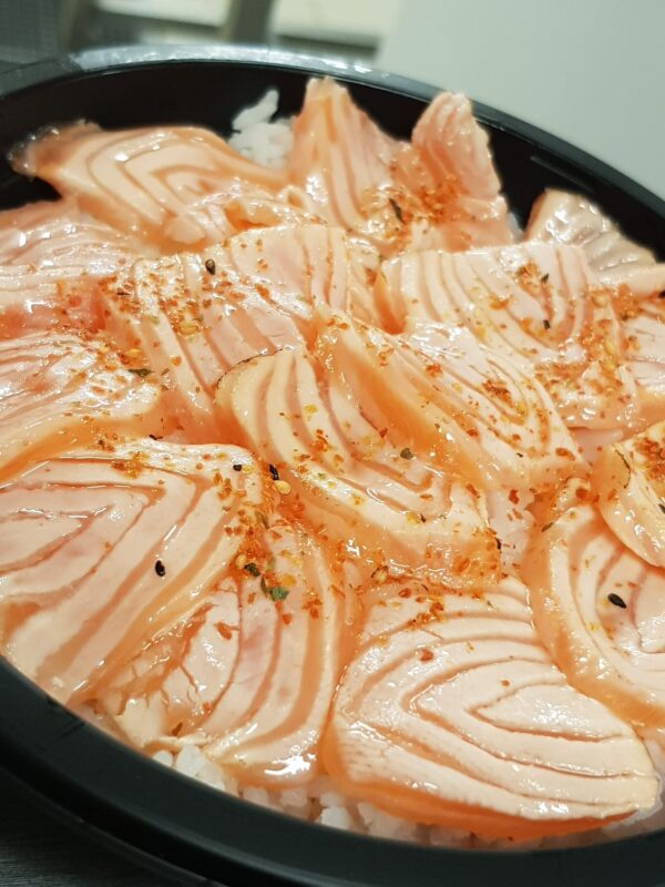 Chirashi au saumon laqué légèrement braisé..