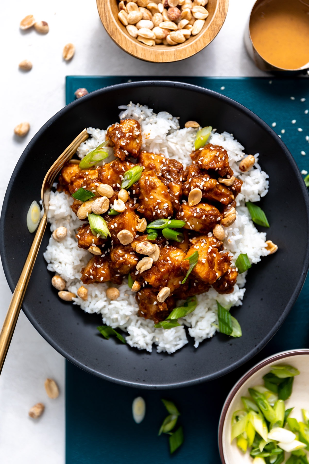 Poulet au curry et saté au lait d’amande