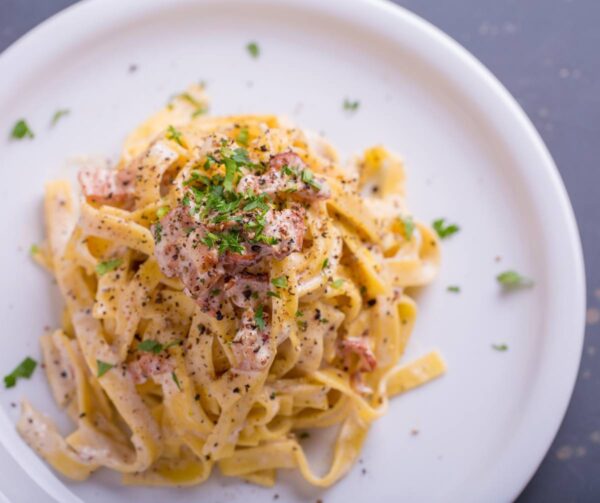 Tagliatelles aux œufs,crème carbonara et pull pork.