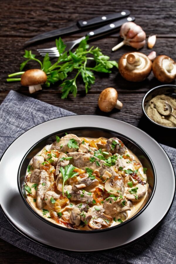 Veau grillé cuisiner aux champignons