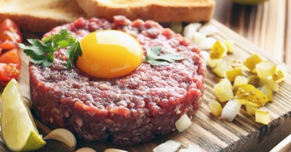 Tartare de bœuf 150 gr (frais),œuf poché